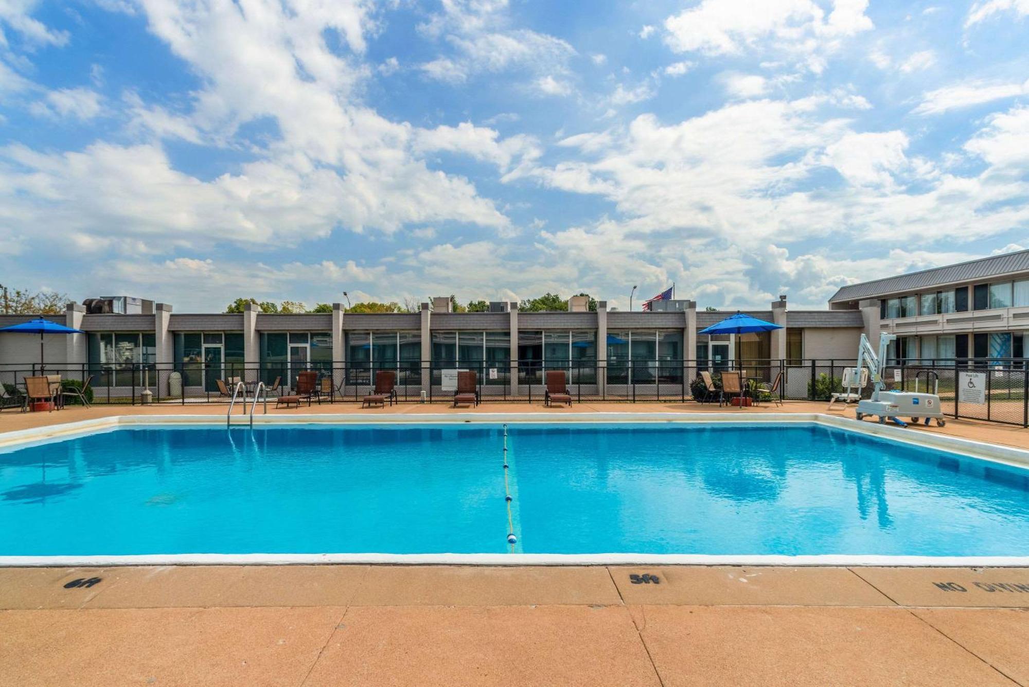 Quality Inn & Suites Vandalia Near I-70 And Hwy 51 Exteriör bild