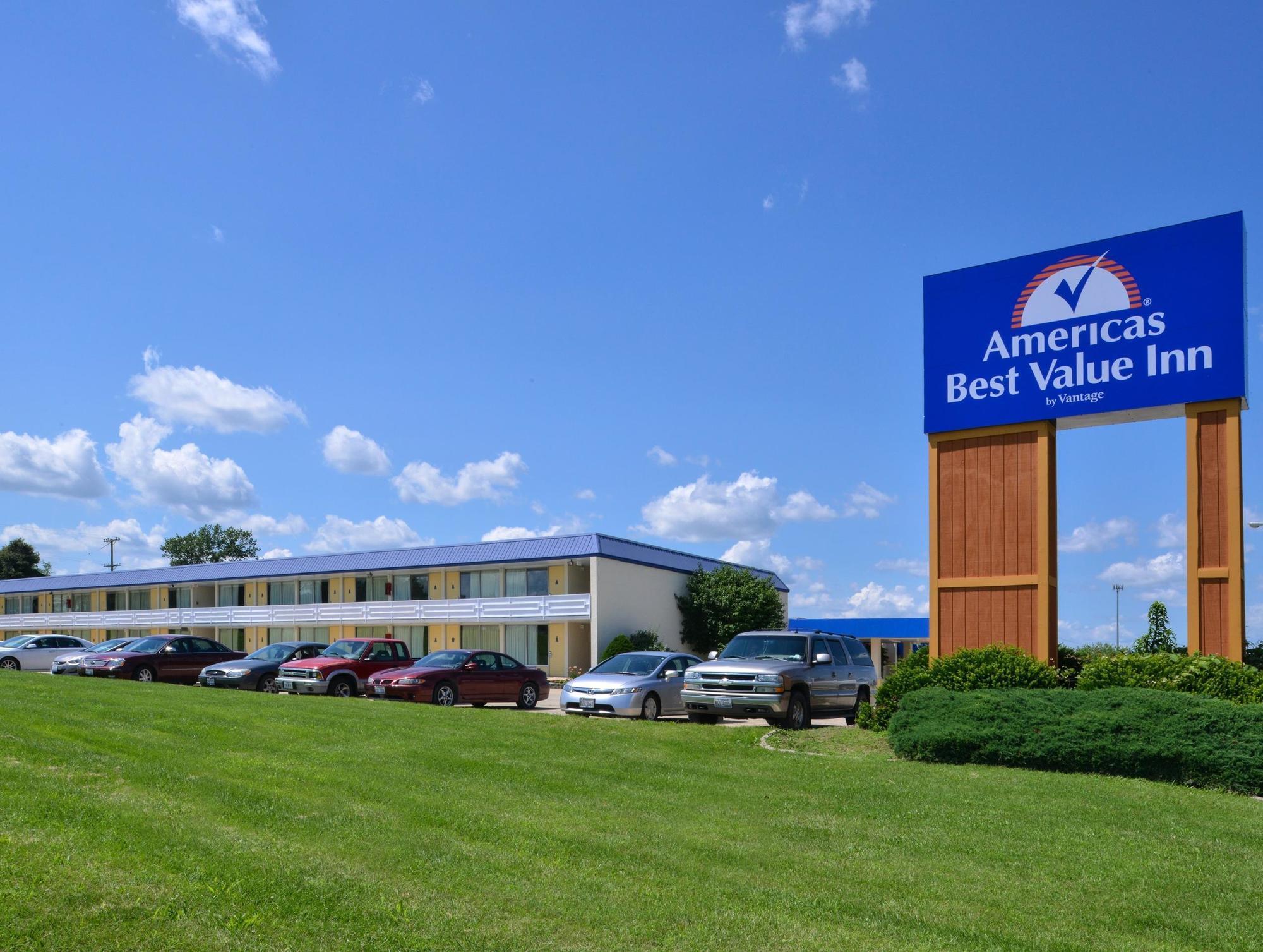 Quality Inn & Suites Vandalia Near I-70 And Hwy 51 Exteriör bild
